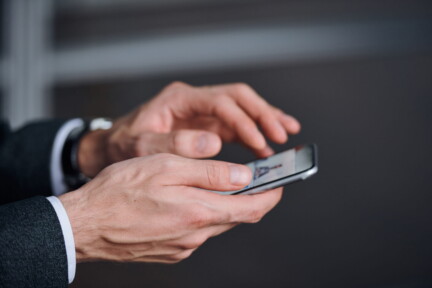 [header] driving efficiency the impact of enterprise mobile apps on business operations (1)